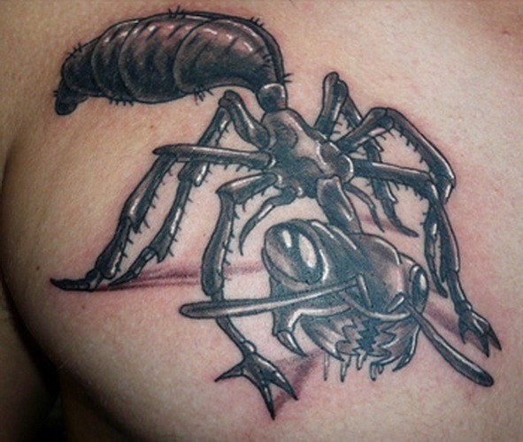 男子胸部黑白蚂蚁纹身图案