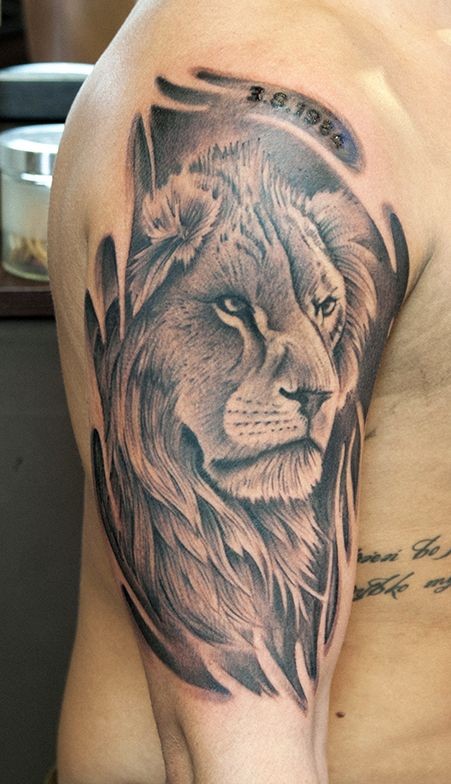 黑灰大臂狮子头像纹身图案