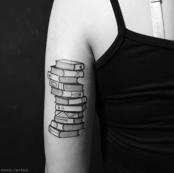 大臂一叠黑白书籍个性纹身图案