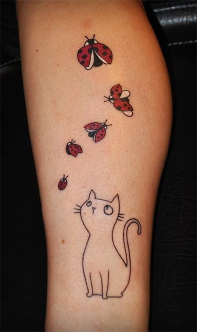 简约的小猫看着瓢虫纹身图案