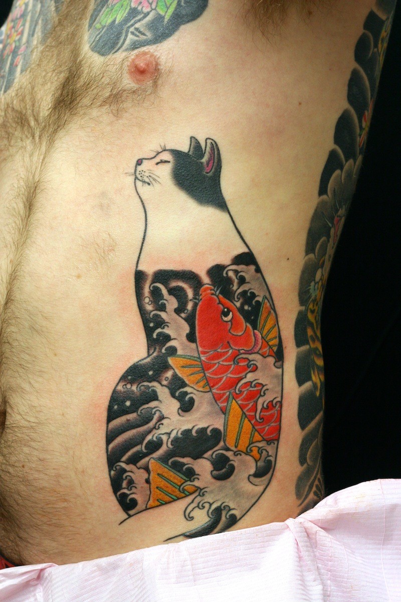 侧肋日本风格彩色猫与鲤鱼纹身图案