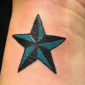 手腕上的黑色和蓝色星星纹身图案