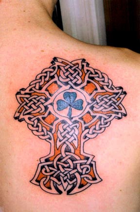 三叶草和凯尔特十字架背部纹身图案
