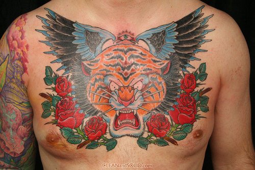 胸部老虎头翅膀和玫瑰纹身图案