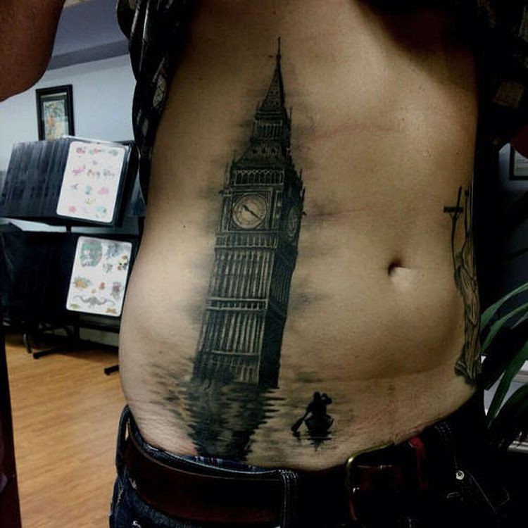 腹部黑色的钟楼在海面纹身图案