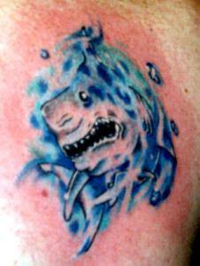 蓝色的鲨鱼在水中纹身图案
