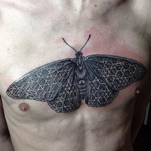 胸部精致的飞蛾纹身图案