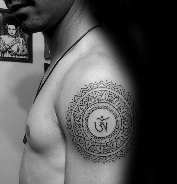 大臂黑色线条印度教梵花字符纹身图案