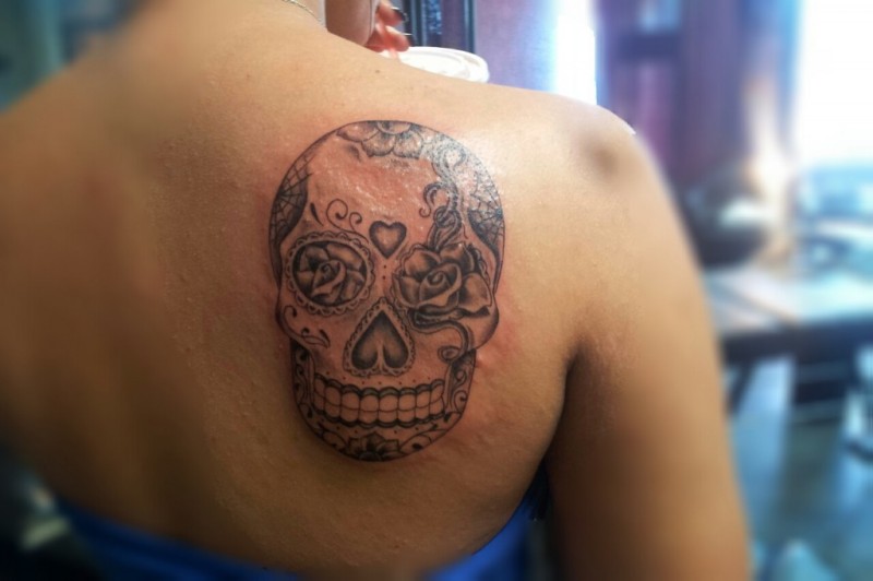 黑灰墨西哥骷髅背部纹身图案