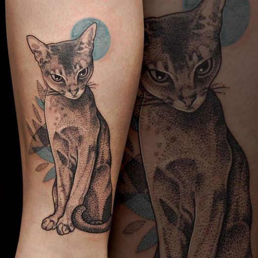 腿部点刺可爱的小猫纹身图案