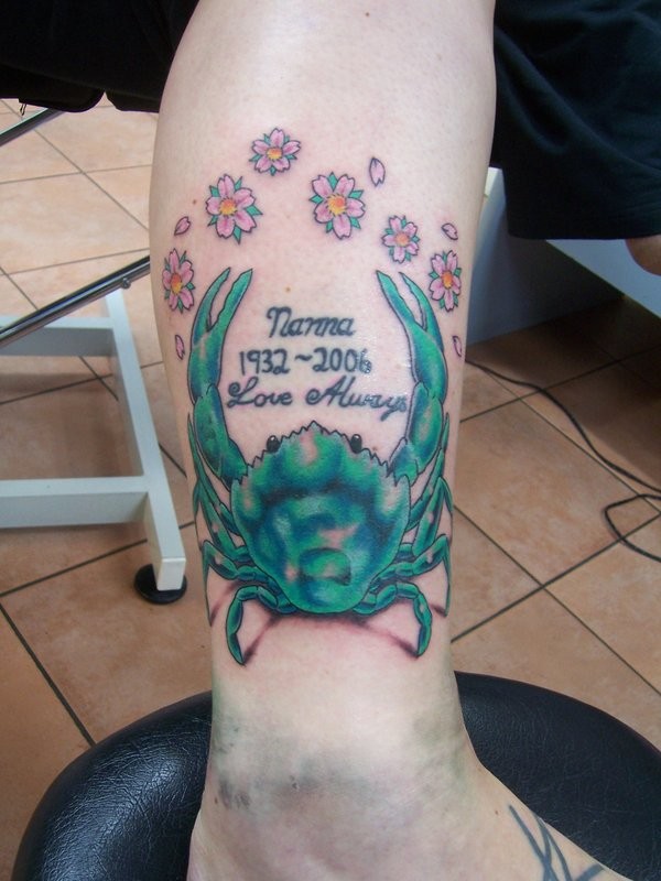 绿色螃蟹与鲜花字母小腿纹身图案
