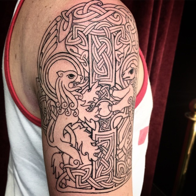 凯尔特风格黑色线条十字架和狮子纹身图案