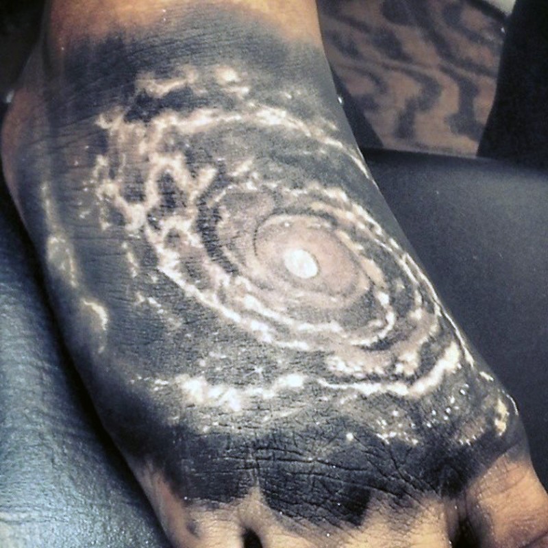 脚背惊人的黑白银河纹身图案