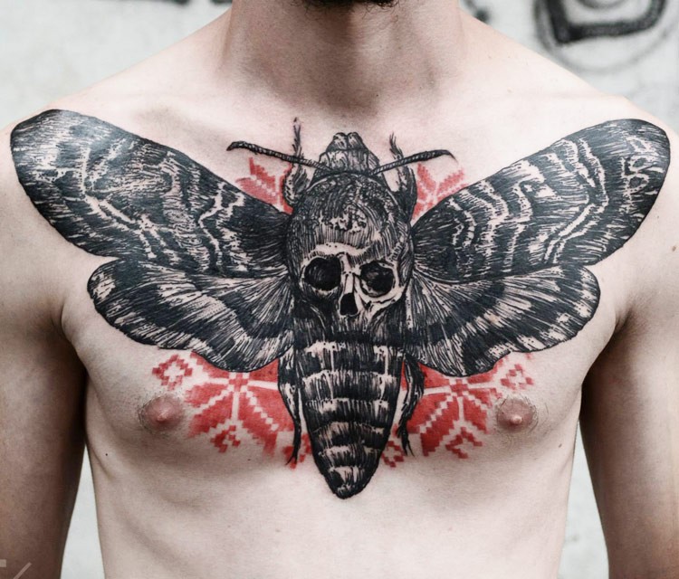 胸部雕刻风格大蝴蝶与骷髅纹身图案