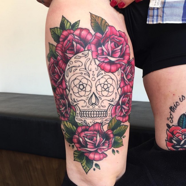 大腿墨西哥式黑白骷髅与红玫瑰纹身图案