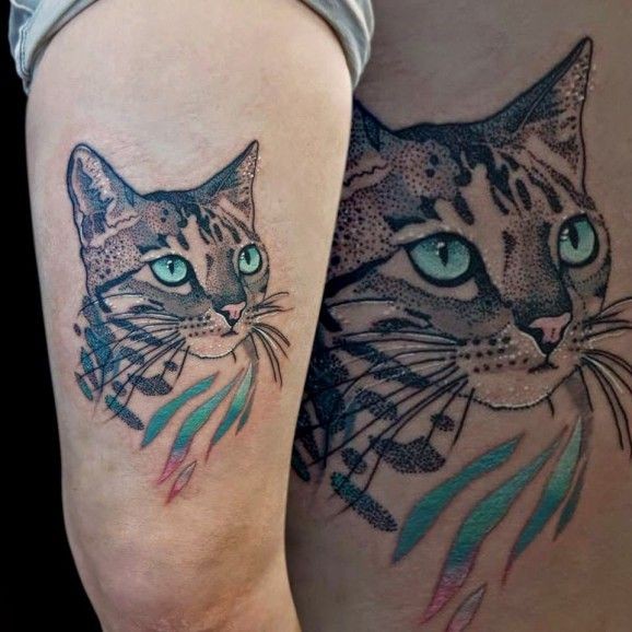 大腿绿眼睛的猫纹身图案