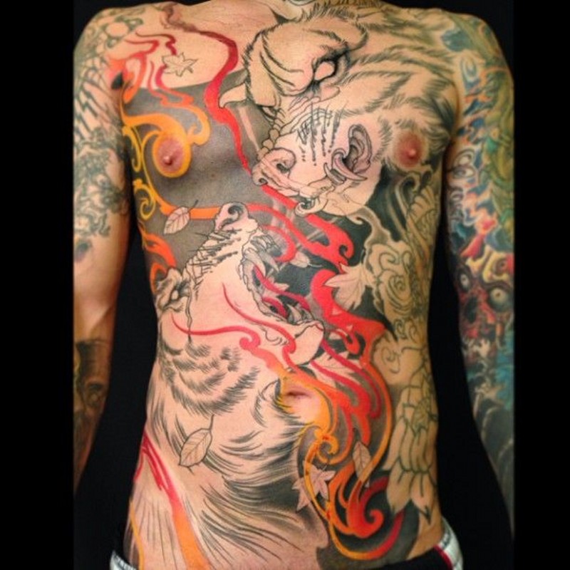 胸部和腹部恶魔狗狮子鲜花和火焰纹身图案