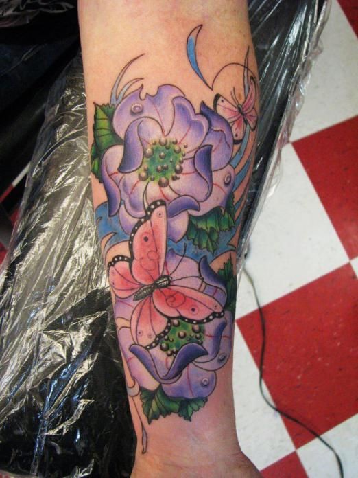 蝴蝶和紫色的花朵小臂纹身图案