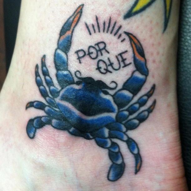 漂亮的蓝色螃蟹和字母纹身图案