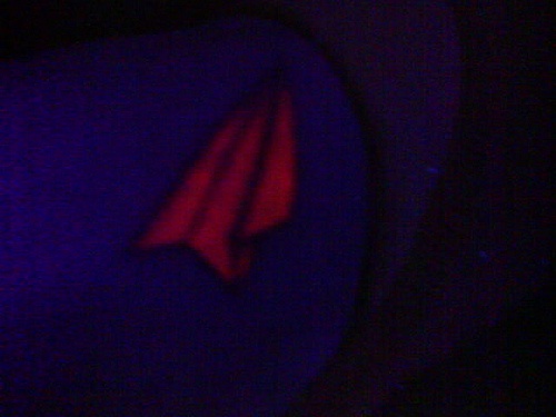 纸飞机红色隐形纹身图案