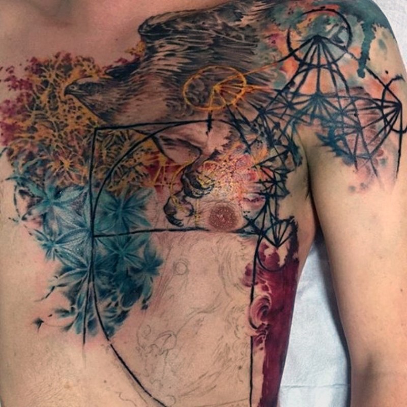 胸部现代风格彩色鹰和花朵纹身图案