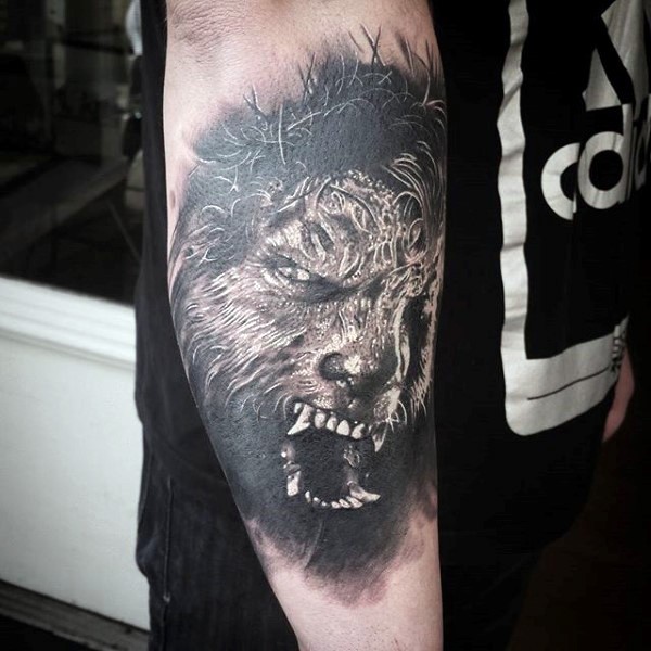 写实风格的黑白可怕狼人小臂纹身图案