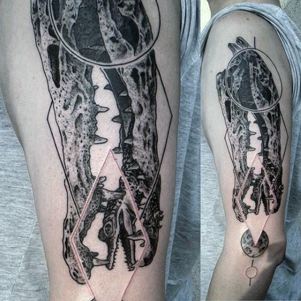 手臂科学风格黑灰鳄鱼头骨纹身图案