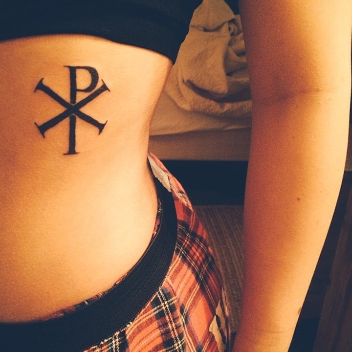 腰部黑色线条宗教特殊符号纹身图案