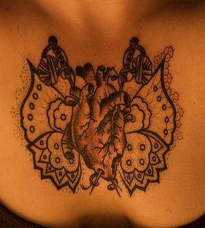 心脏和蝴蝶翅膀纹身图案