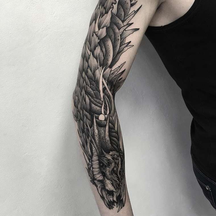 手臂华丽的黑色恶魔龙纹身图案