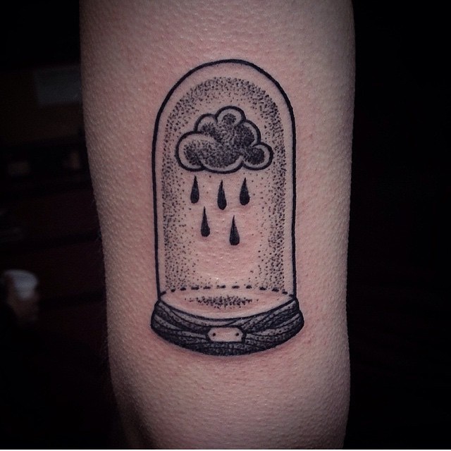 手臂创意黑色点刺下雨的云朵纹身图案