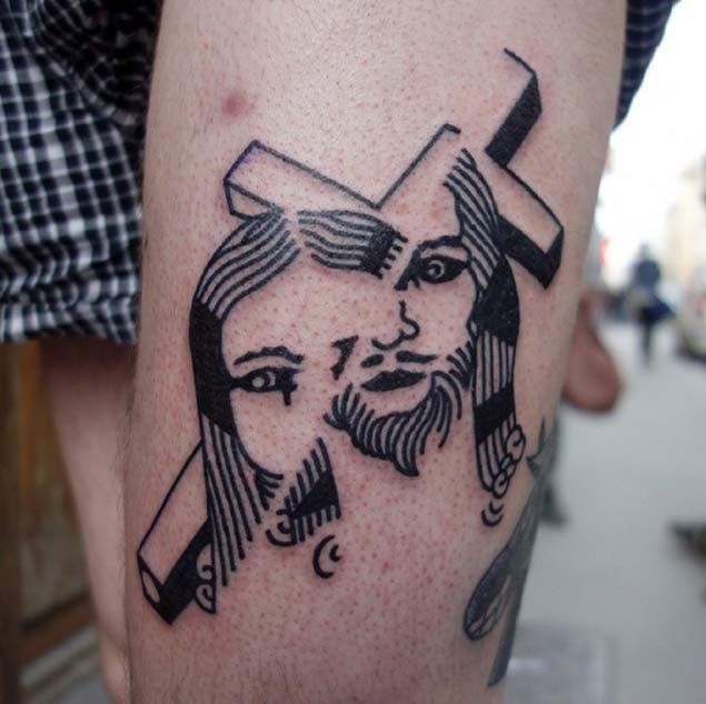 大腿黑色十字架与耶稣错位纹身图案