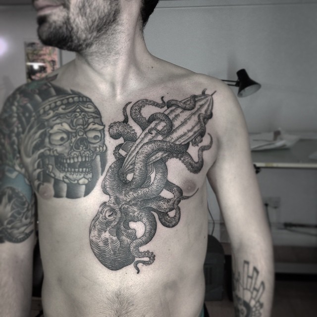 胸部雕刻风格章鱼和骷髅纹身图案