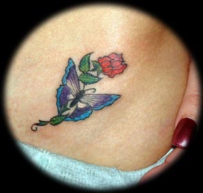 蓝色蝴蝶和红玫瑰纹身图案