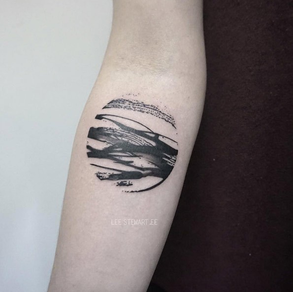 手臂圆形黑色波浪线条纹身图案