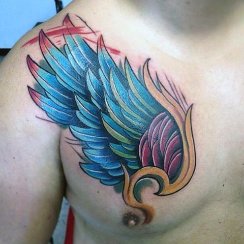 胸部多彩的幻想翅膀纹身图案