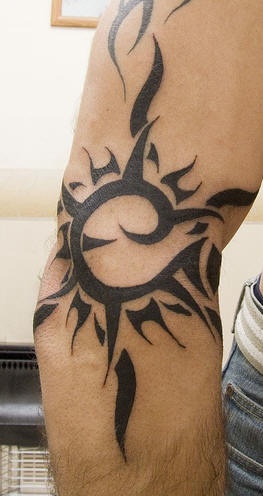 手臂黑色部落太阳纹身图案