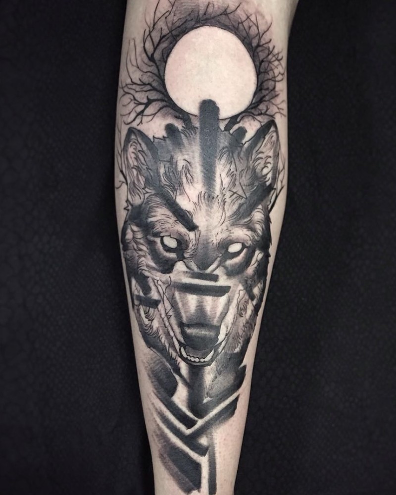 可怕的黑色恶魔狼和月亮纹身图案