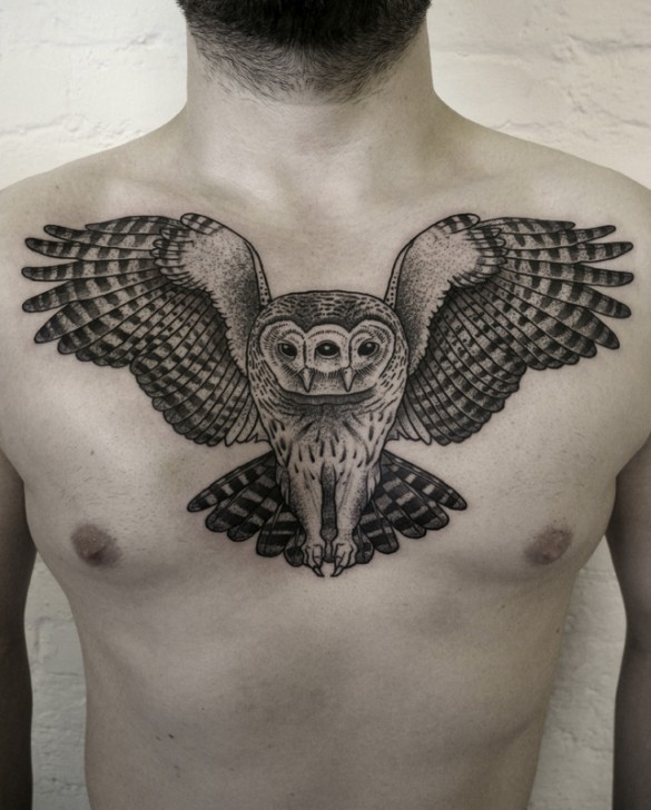 胸部惊人的黑色三眼飞行猫头鹰纹身图案
