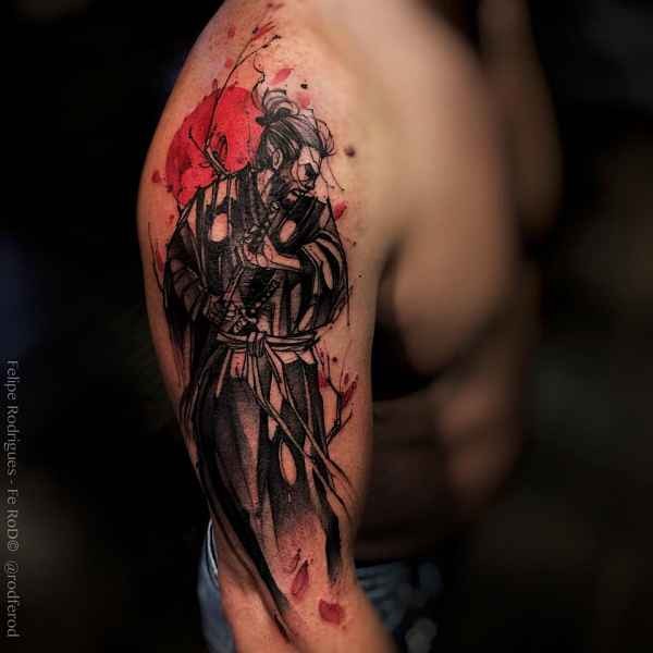手臂壮观的黑白武士花朵纹身图案