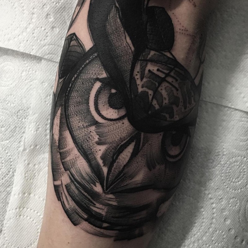 小臂雕刻风格黑色个性猫头鹰纹身图案