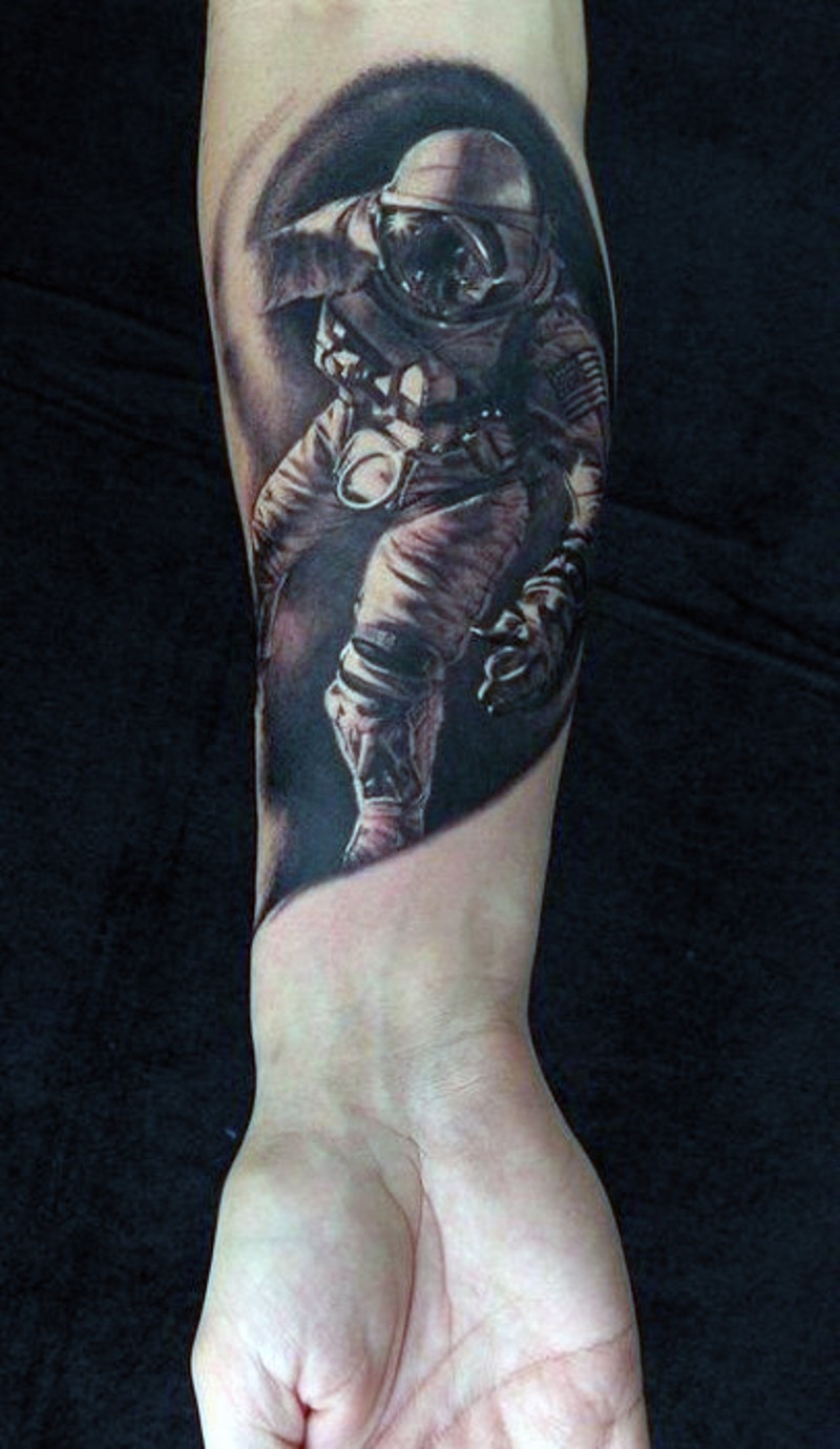 手臂写实黑灰宇航员纹身图案