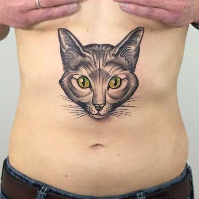 腹部可爱的绿眼睛猫纹身图案