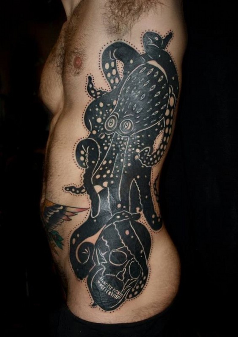侧肋黑白巨型章鱼与骷髅纹身图案