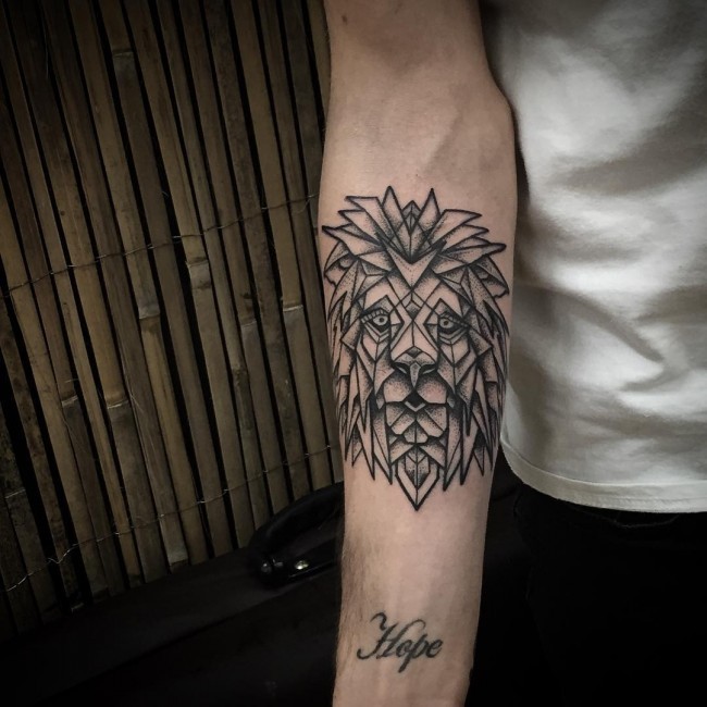 手臂黑色狮子头部几何风格纹身图案