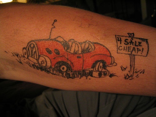 红色古老汽车和字母纹身图案