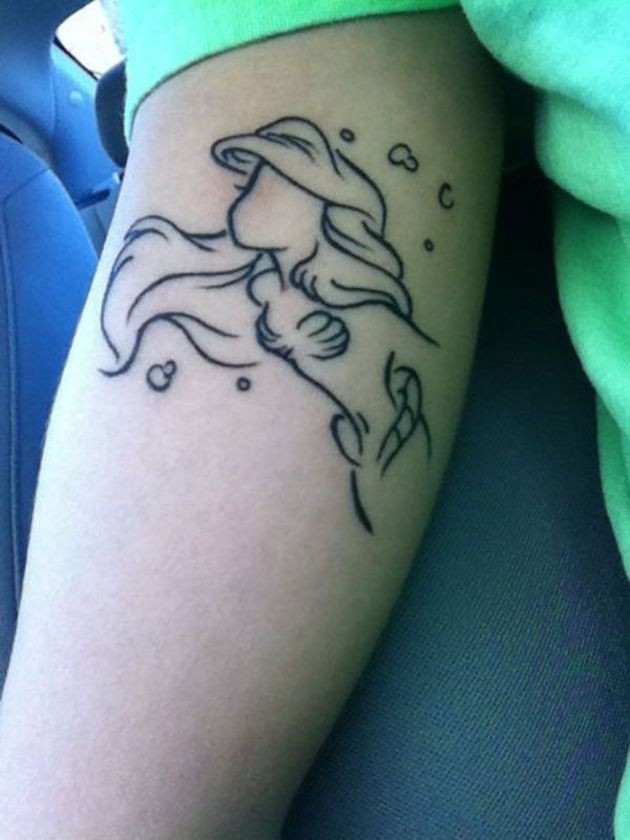 手臂漂亮的黑色线条卡通艾莉尔美人鱼纹身图案