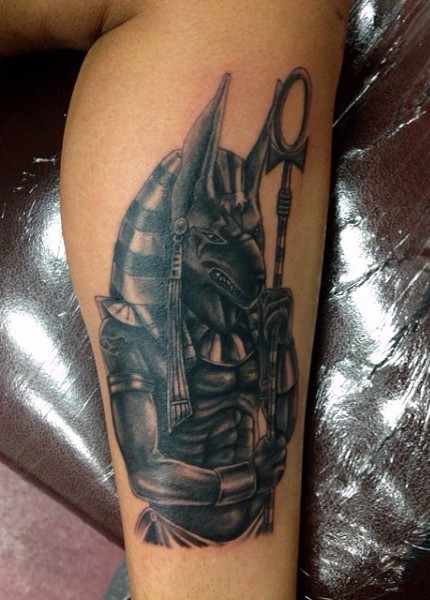 腿部黑白的阿努比斯神纹身图案