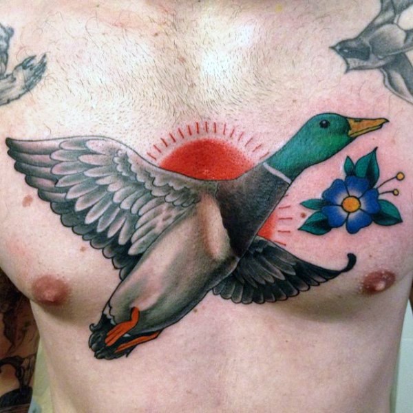 彩色花朵鸭子胸部纹身图案