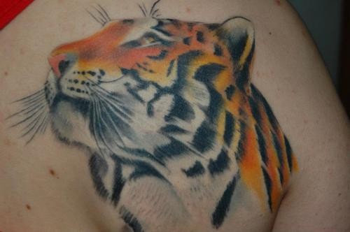 男人胸部老虎头纹身图案